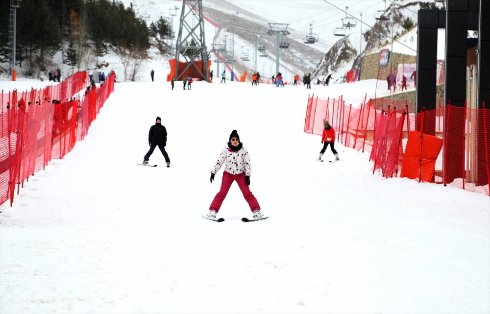 Palandöken ve Cıbıltepe yarıyıl tatilinin son günlerinde kayakseverlerle şenlendi