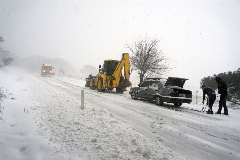 Kazdağları'nda yoğun kar nedeniyle çok sayıda araç mahsur kaldı