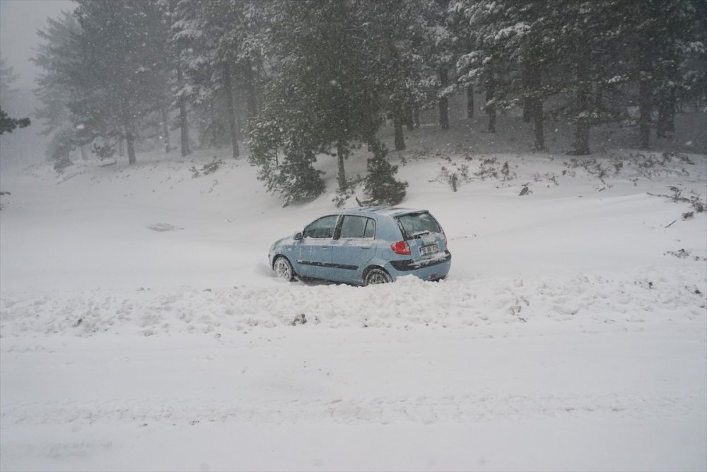 Kazdağları'nda yoğun kar nedeniyle çok sayıda araç mahsur kaldı