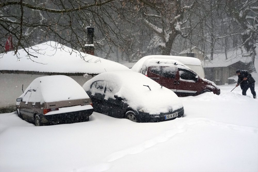 Kazdağları'nda yoğun kar nedeniyle çok sayıda araç mahsur kaldı