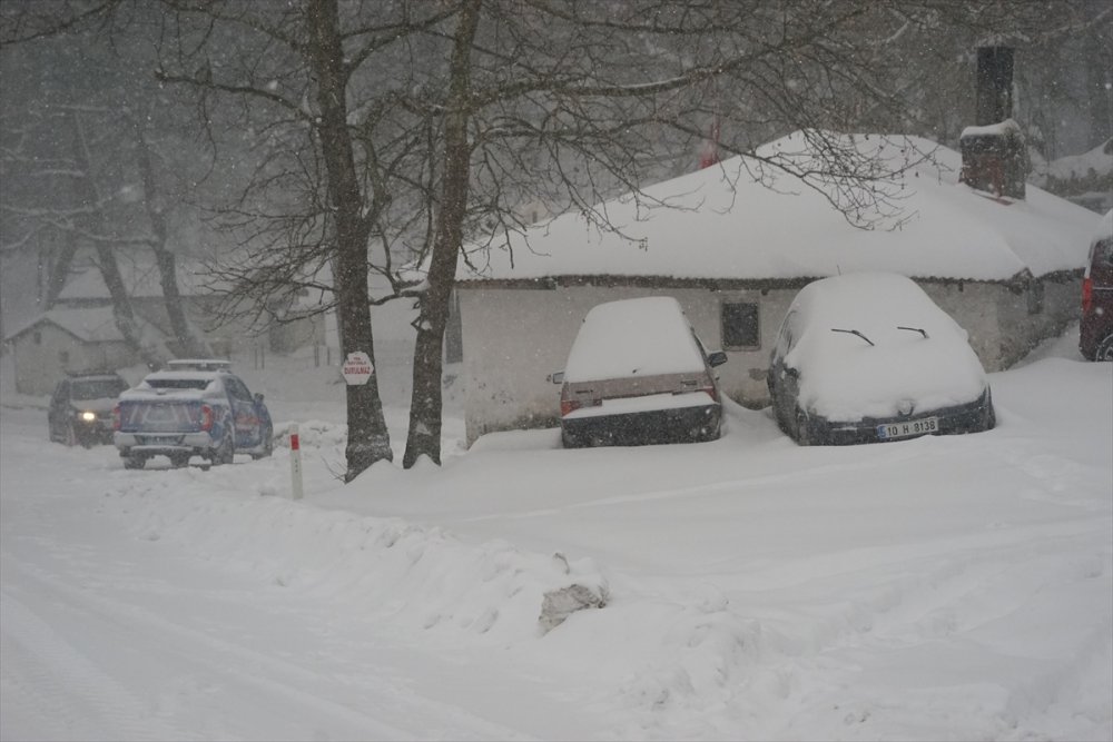 Kazdağları'nda yoğun kar nedeniyle çok sayıda araç mahsur kaldı