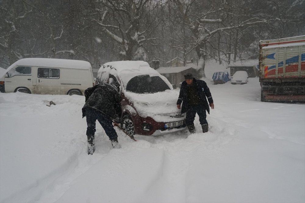 Kazdağları'nda yoğun kar nedeniyle çok sayıda araç mahsur kaldı