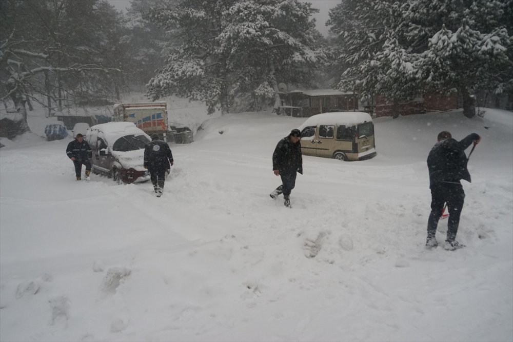 Kazdağları'nda yoğun kar nedeniyle çok sayıda araç mahsur kaldı