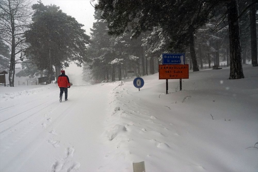 Kazdağları'nda yoğun kar nedeniyle çok sayıda araç mahsur kaldı