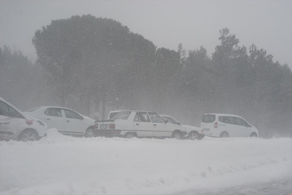 Kazdağları'nda yoğun kar nedeniyle çok sayıda araç mahsur kaldı