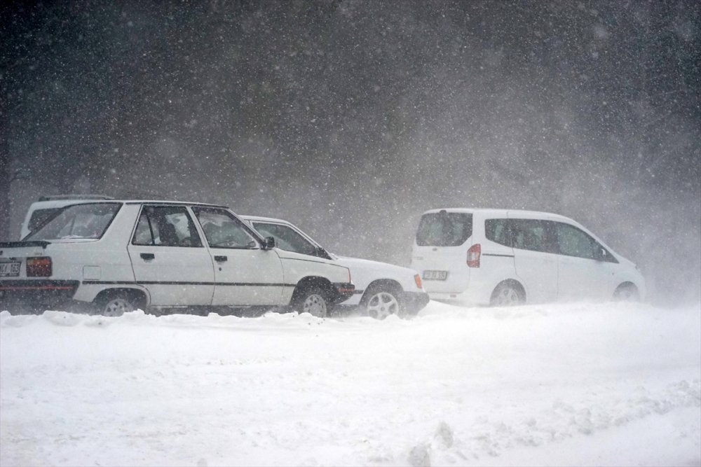 Kazdağları'nda yoğun kar nedeniyle çok sayıda araç mahsur kaldı