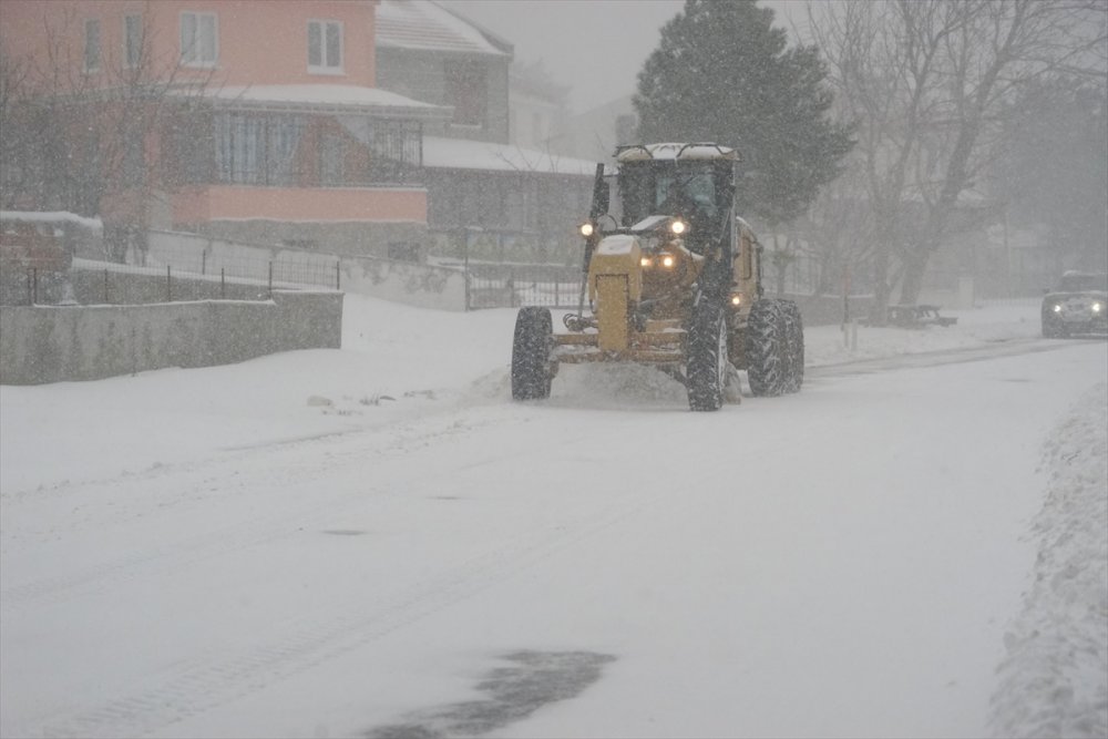 Kazdağları'nda yoğun kar nedeniyle çok sayıda araç mahsur kaldı