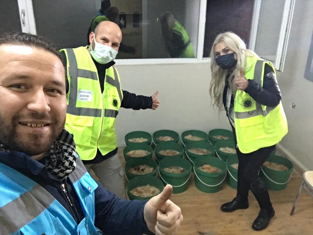 Afyonkarahisar'da sokak hayvanları için kurulan aşevinde kazanlarla özel karışım mamalar hazırlanıyor