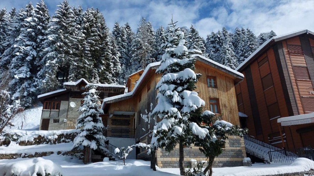 Ayder Yaylası, martta yağan karla yeniden beyaza büründü