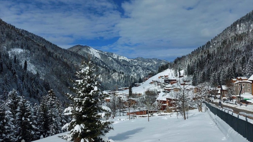 Ayder Yaylası, martta yağan karla yeniden beyaza büründü