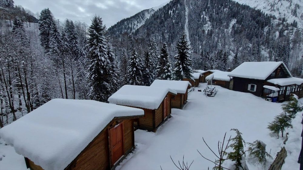 Ayder Yaylası, martta yağan karla yeniden beyaza büründü