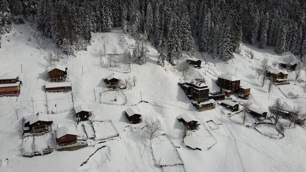 Ayder Yaylası, martta yağan karla yeniden beyaza büründü
