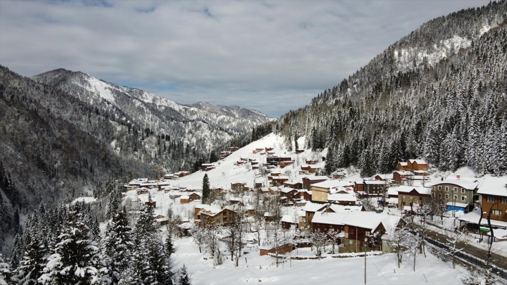 Ayder Yaylası, martta yağan karla yeniden beyaza büründü