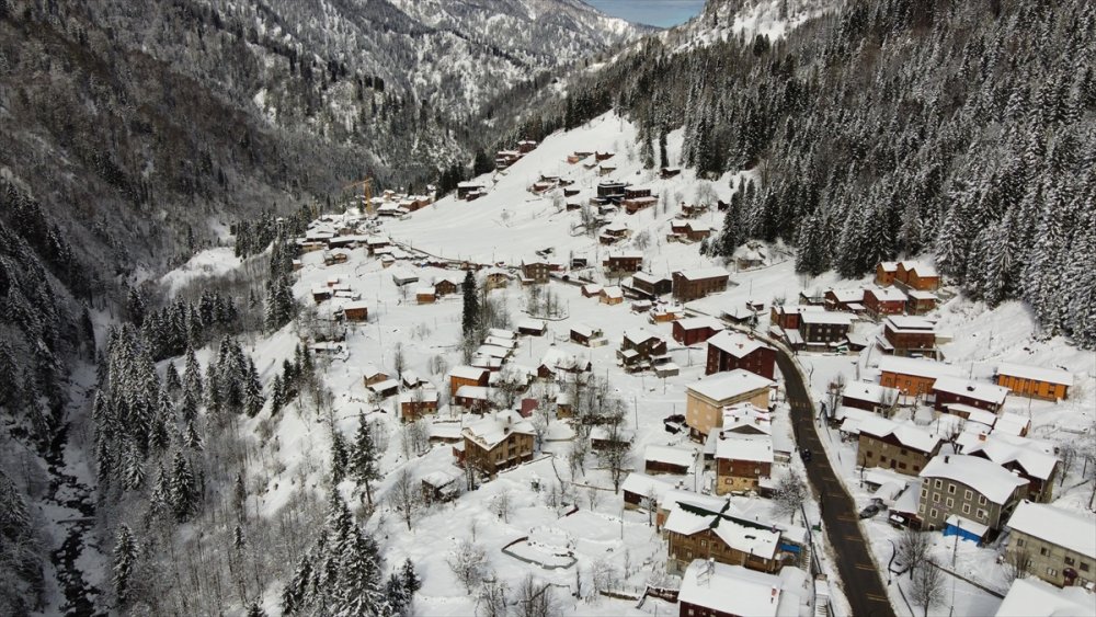 Ayder Yaylası, martta yağan karla yeniden beyaza büründü