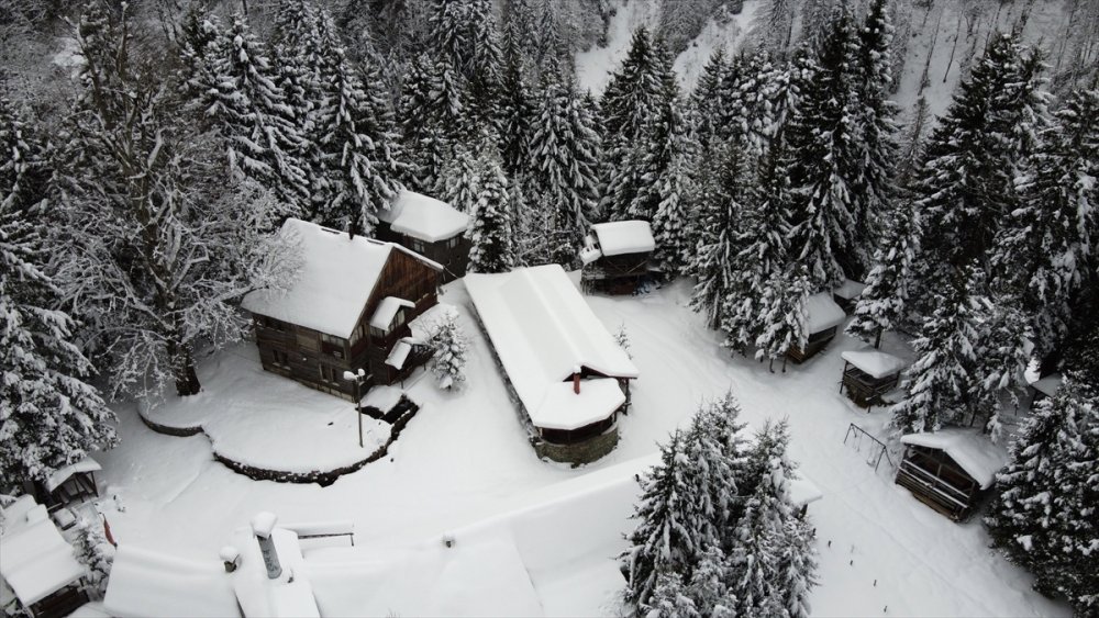 Ayder Yaylası, martta yağan karla yeniden beyaza büründü
