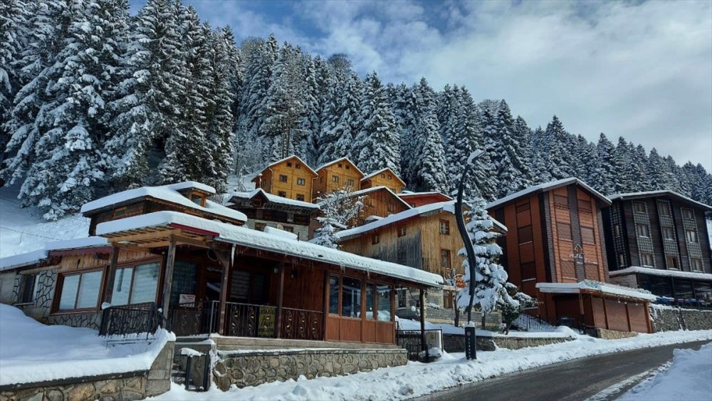 Ayder Yaylası, martta yağan karla yeniden beyaza büründü