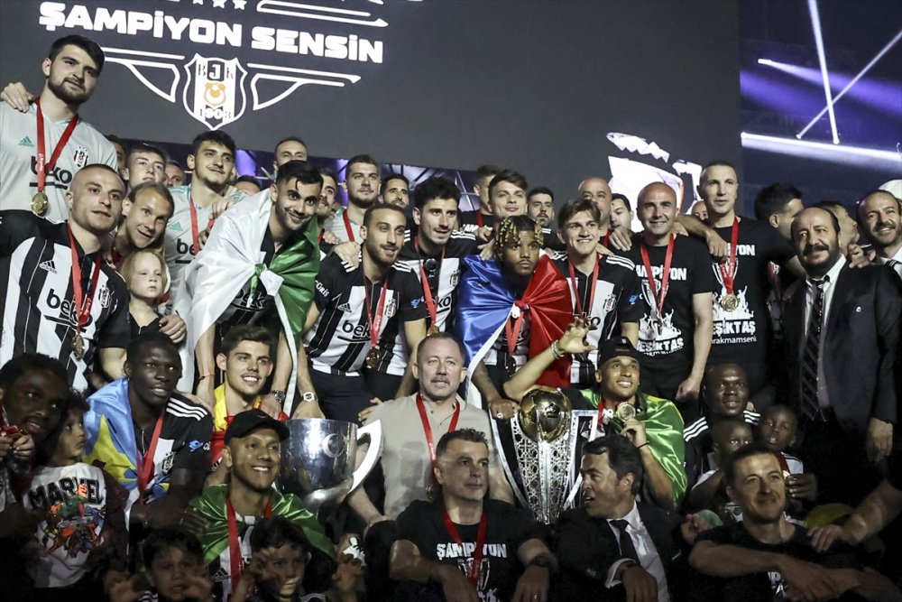Beşiktaş şampiyonluk kupasını aldı