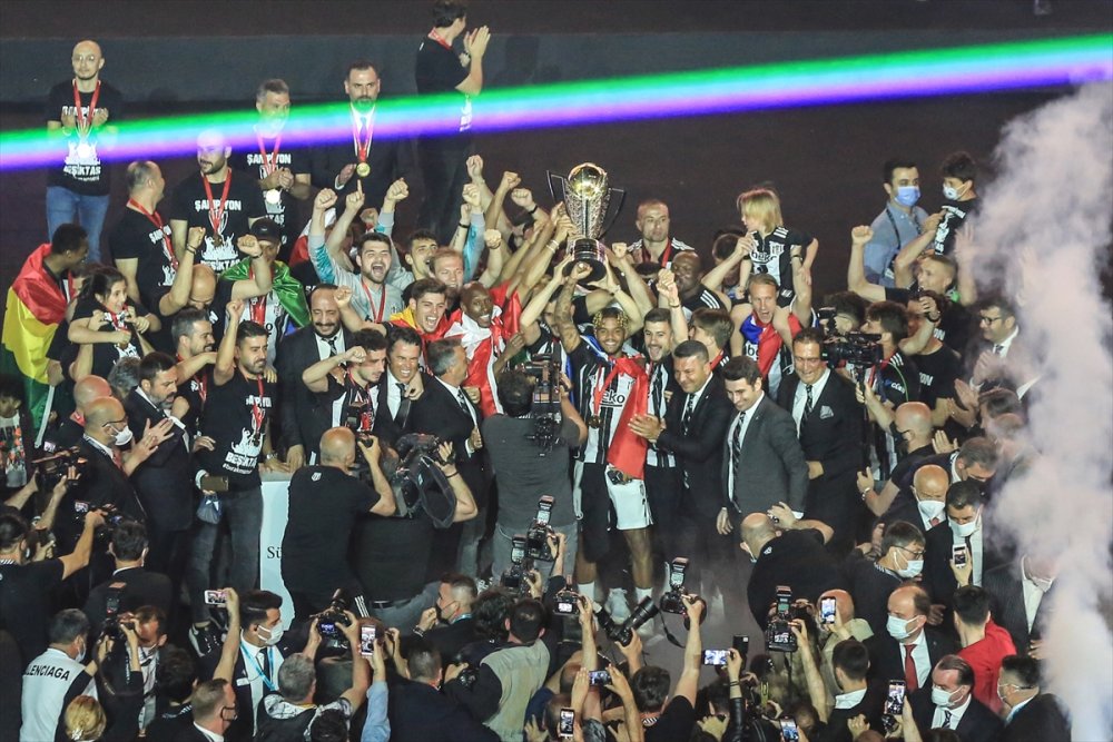 Beşiktaş şampiyonluk kupasını aldı