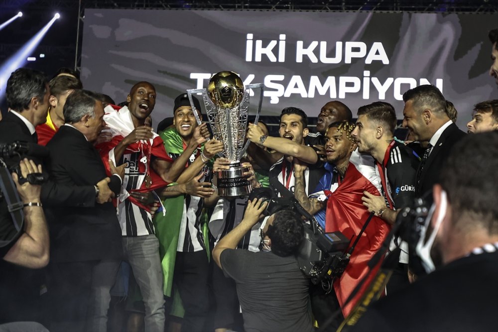 Beşiktaş şampiyonluk kupasını aldı