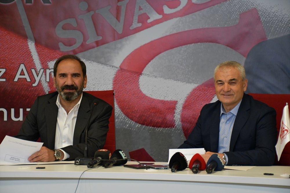 Sivasspor, teknik direktör Rıza Çalımbay ile 1 yıllık sözleşme imzaladı.