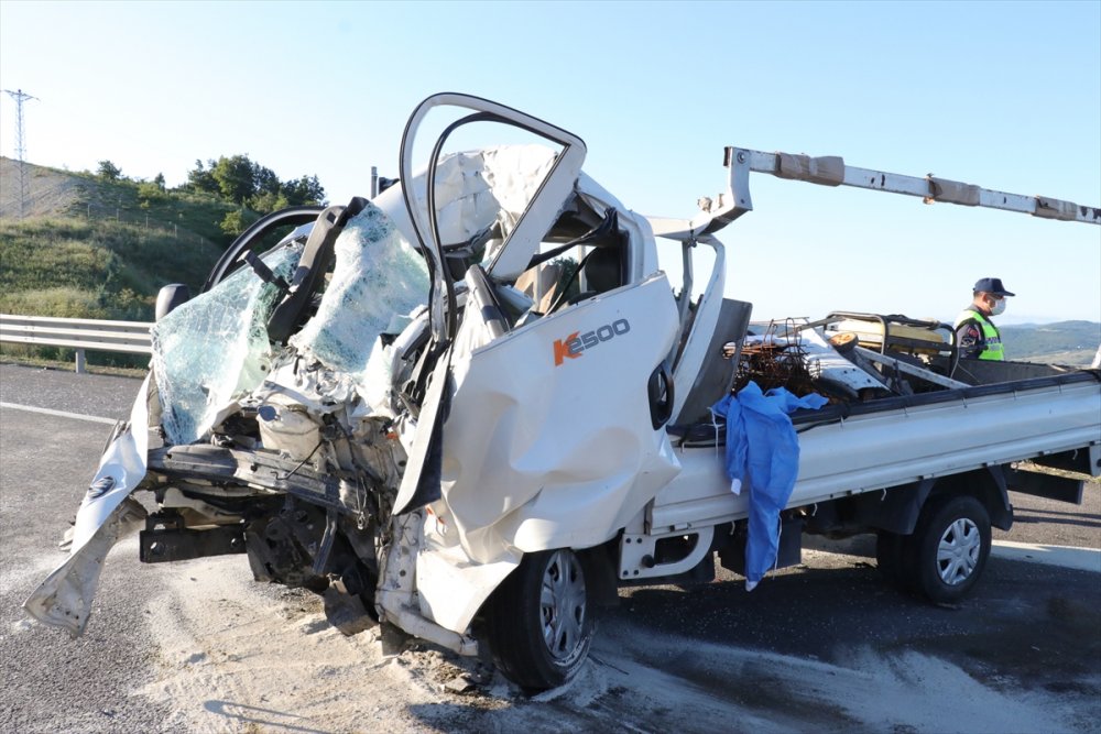 Kuzey Marmara Otoyolu'nda kamyonet tıra çarptı: 1 ölü, 1 yaralı