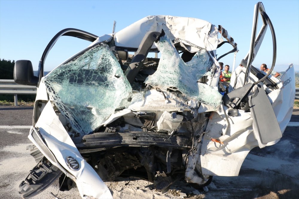 Kuzey Marmara Otoyolu'nda kamyonet tıra çarptı: 1 ölü, 1 yaralı