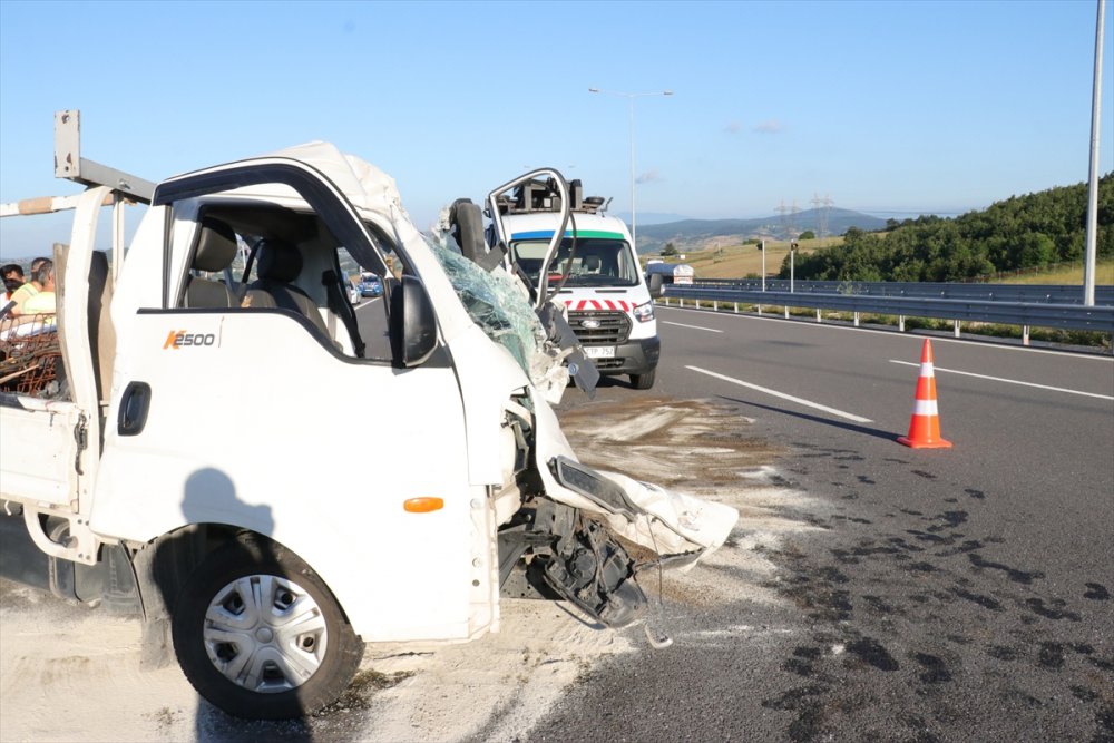 Kuzey Marmara Otoyolu'nda kamyonet tıra çarptı: 1 ölü, 1 yaralı