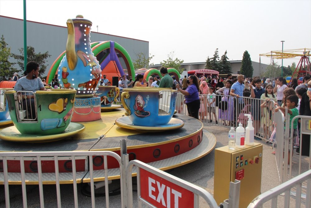 Kanada’da çocuğunu alan bayram karnavalına koştu