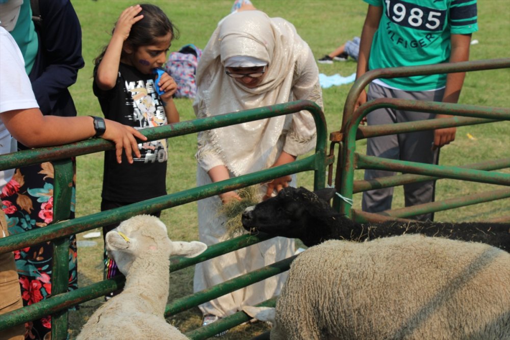 Kanada’da çocuğunu alan bayram karnavalına koştu