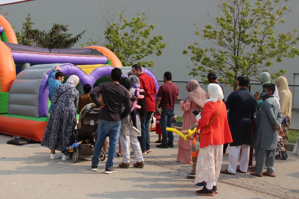 Kanada’da çocuğunu alan bayram karnavalına koştu