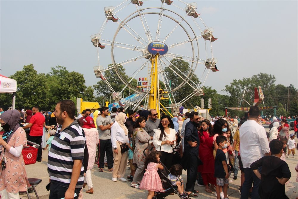 Kanada’da çocuğunu alan bayram karnavalına koştu