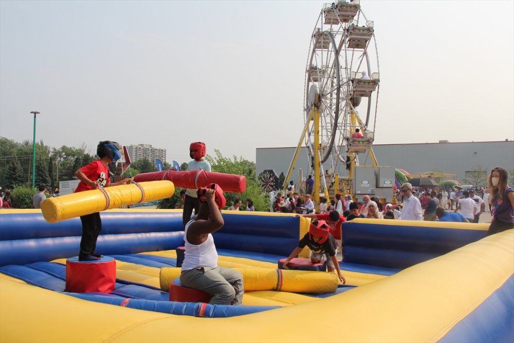 Kanada’da çocuğunu alan bayram karnavalına koştu