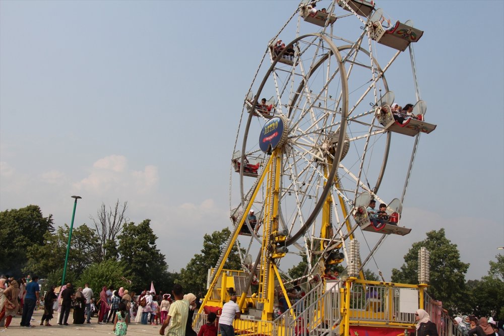 Kanada’da çocuğunu alan bayram karnavalına koştu