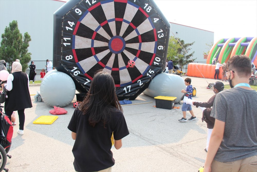 Kanada’da çocuğunu alan bayram karnavalına koştu