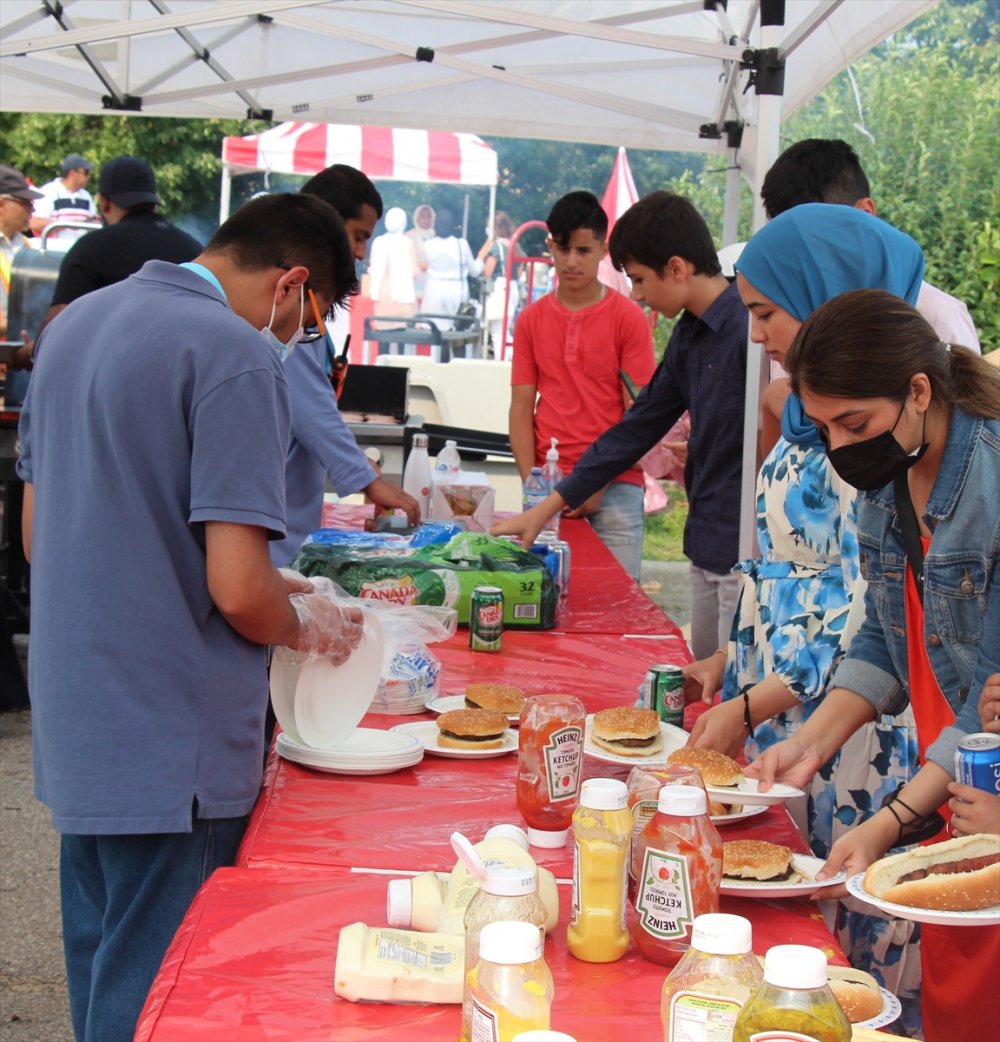 Kanada’da çocuğunu alan bayram karnavalına koştu