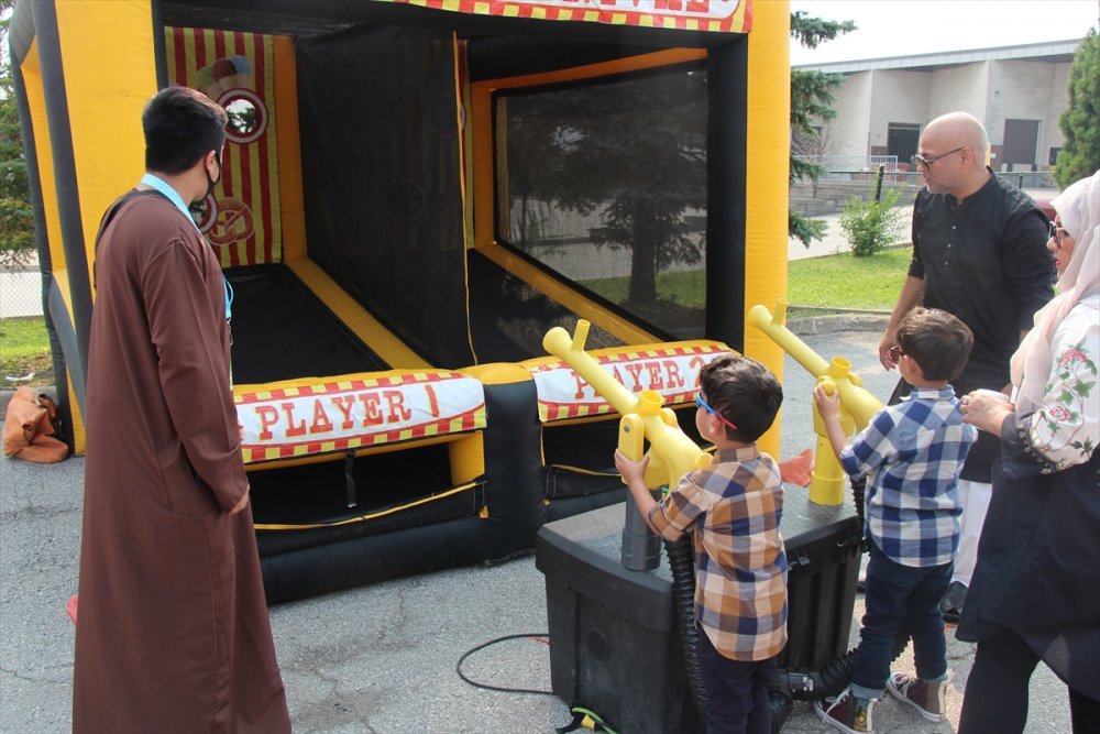 Kanada’da çocuğunu alan bayram karnavalına koştu