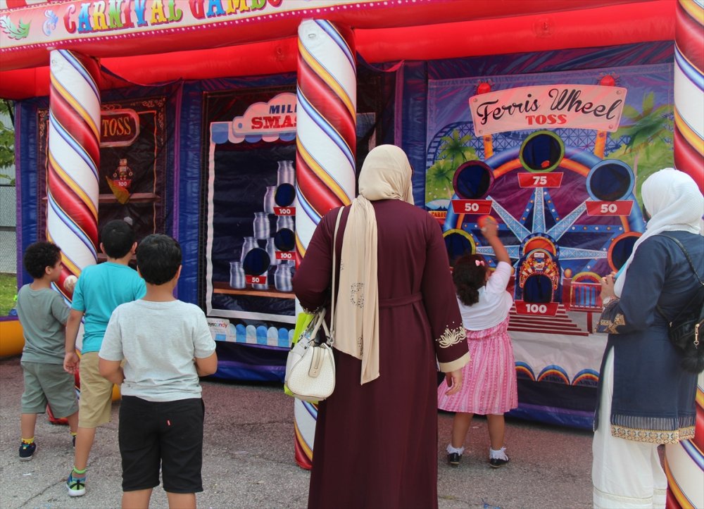 Kanada’da çocuğunu alan bayram karnavalına koştu