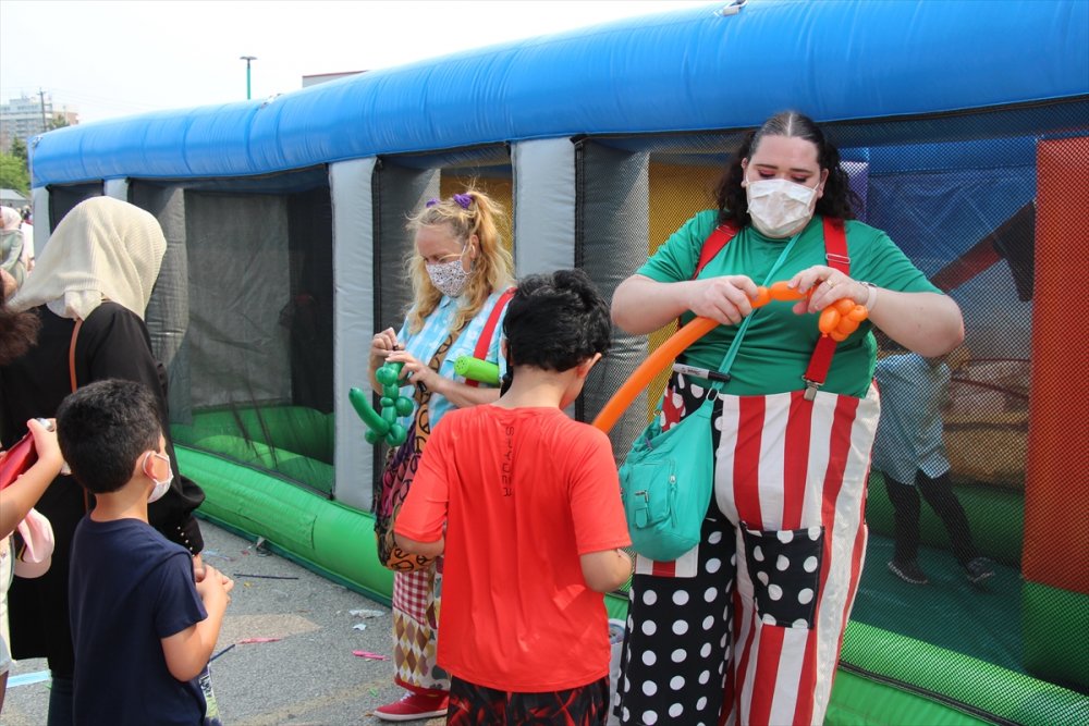 Kanada’da çocuğunu alan bayram karnavalına koştu