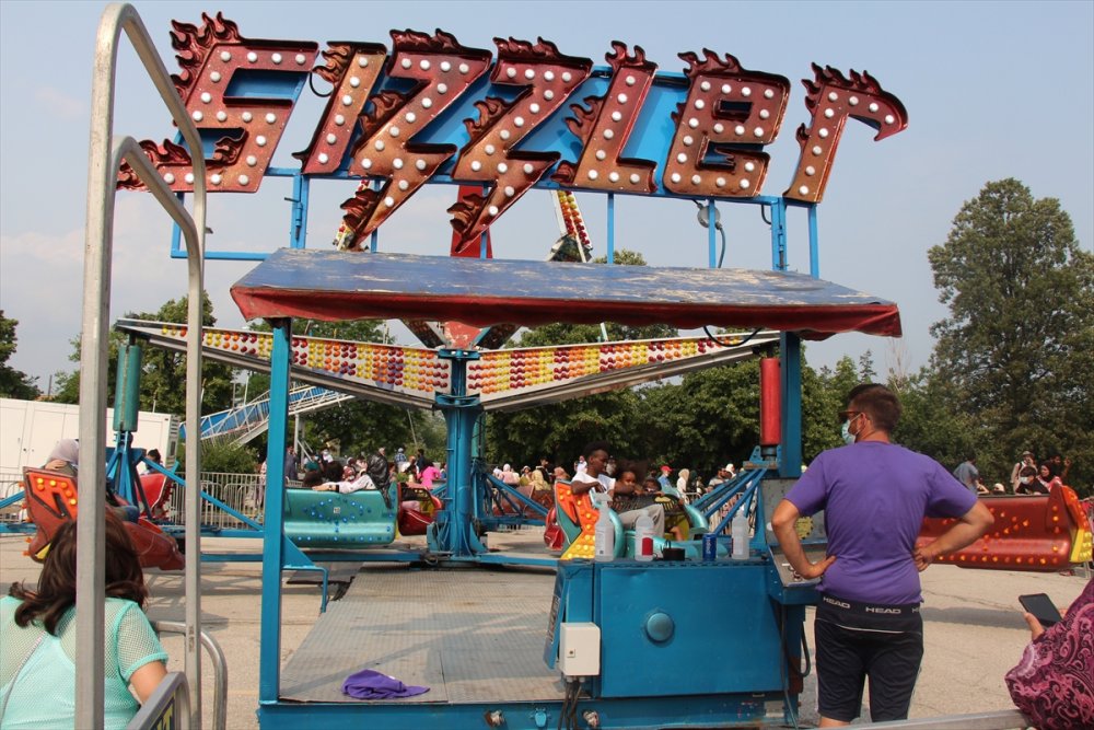 Kanada’da çocuğunu alan bayram karnavalına koştu