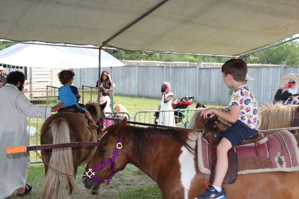Kanada’da çocuğunu alan bayram karnavalına koştu