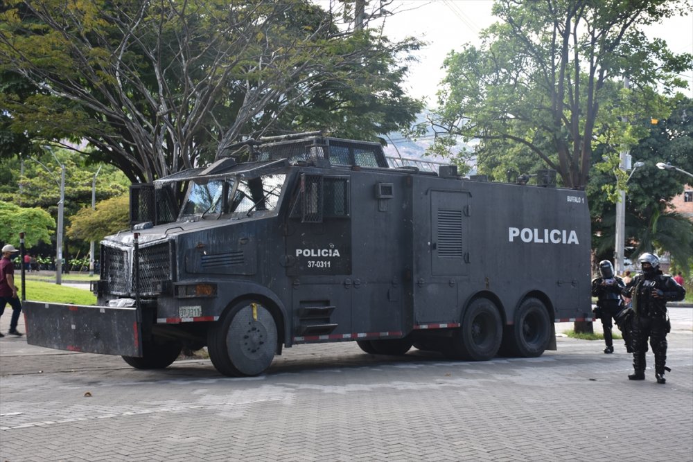 Kolombiya'da binlerce kişi hükümeti protesto etti