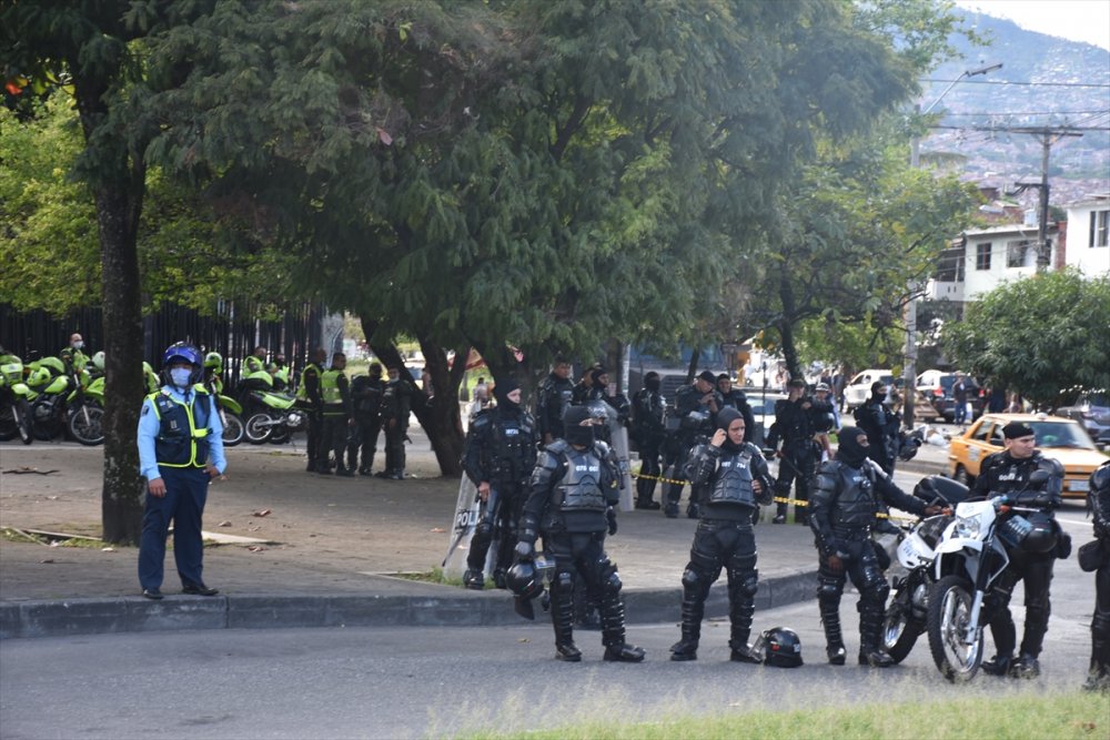 Kolombiya'da binlerce kişi hükümeti protesto etti