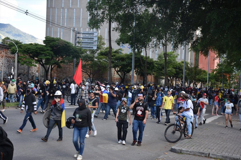 Kolombiya'da binlerce kişi hükümeti protesto etti