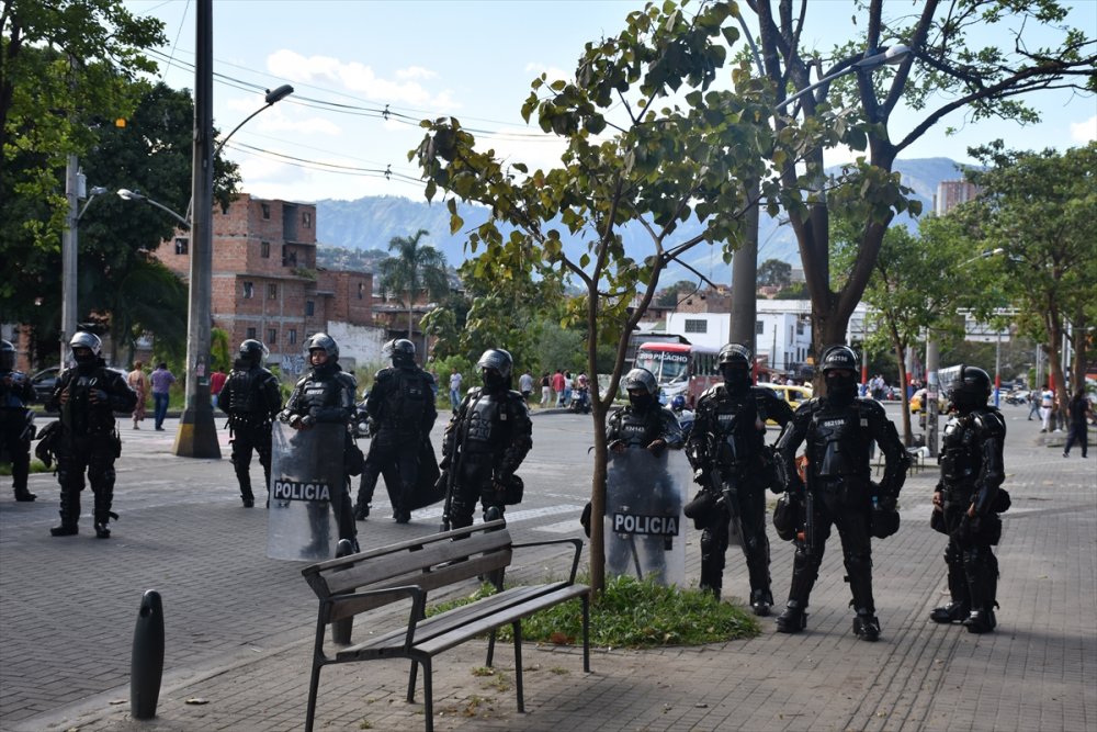 Kolombiya'da binlerce kişi hükümeti protesto etti