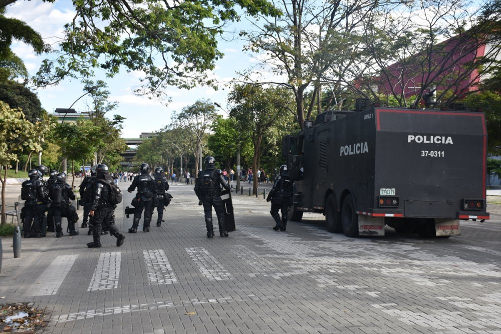 Kolombiya'da binlerce kişi hükümeti protesto etti