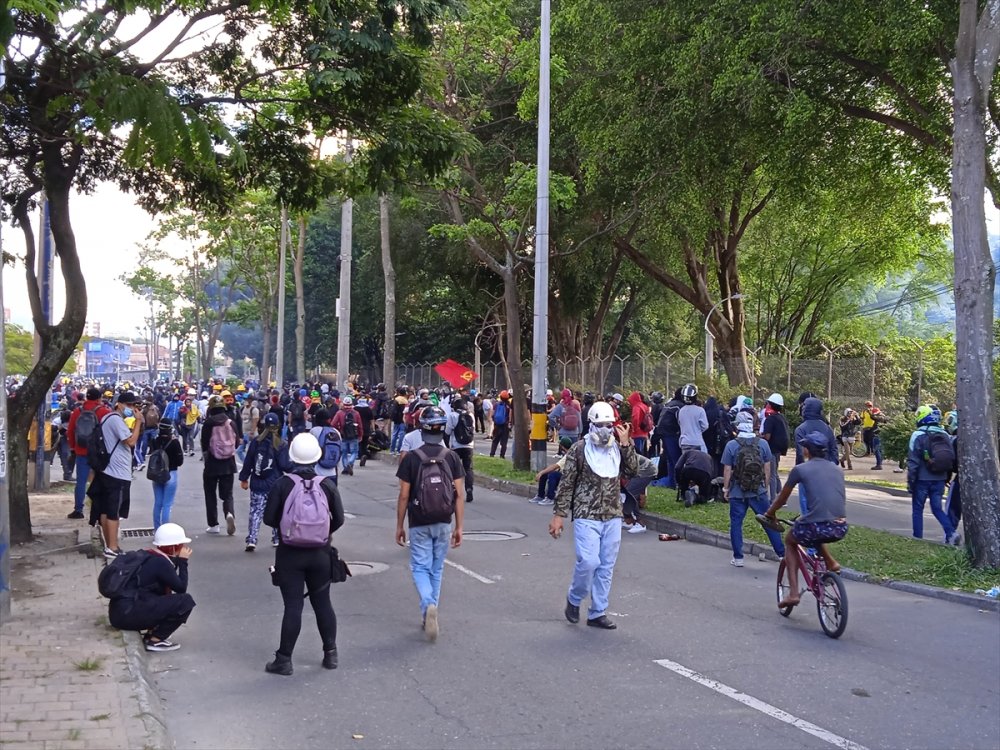Kolombiya'da binlerce kişi hükümeti protesto etti