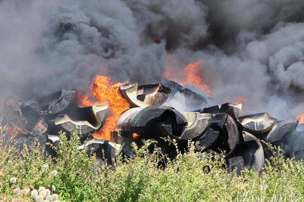 Gaziantep'te depoda çıkan yangına müdahale ediliyor