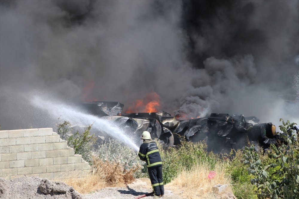 Gaziantep'te depoda çıkan yangına müdahale ediliyor