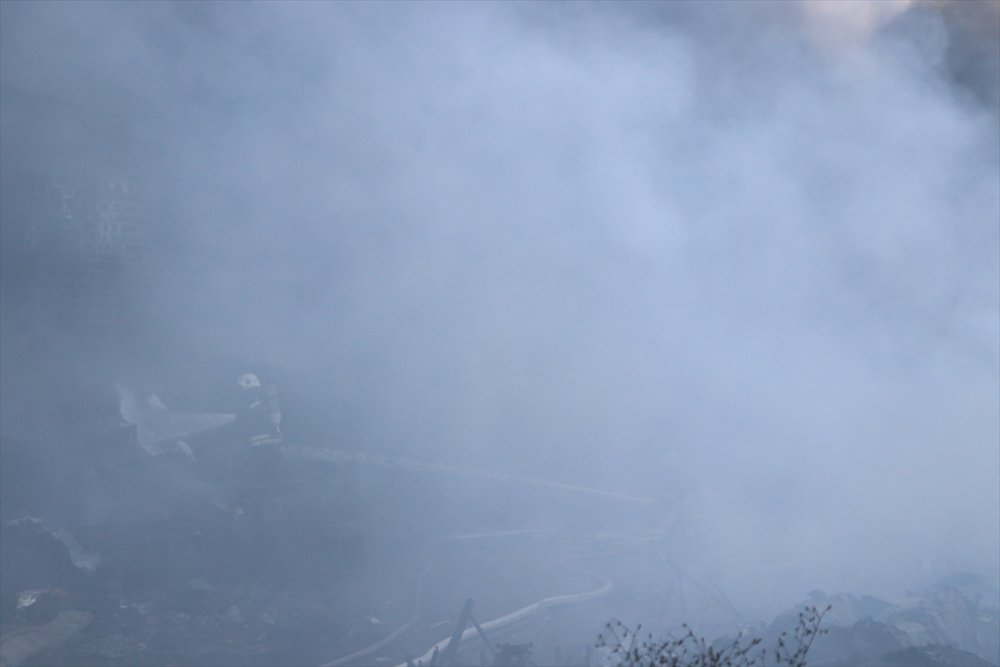 Gaziantep'te depoda çıkan yangına müdahale ediliyor