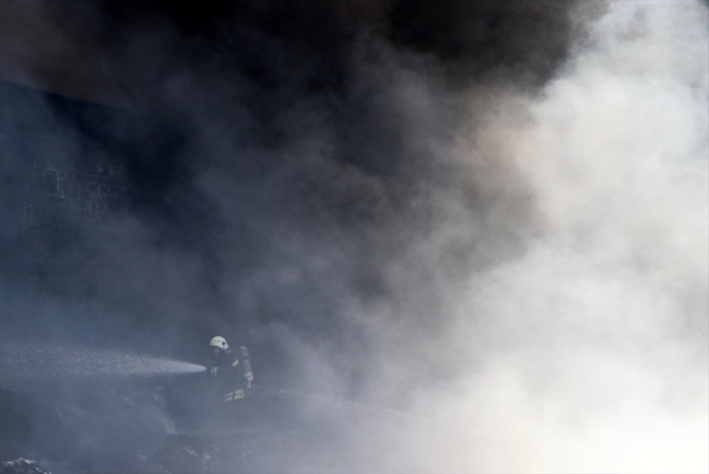 Gaziantep'te depoda çıkan yangına müdahale ediliyor